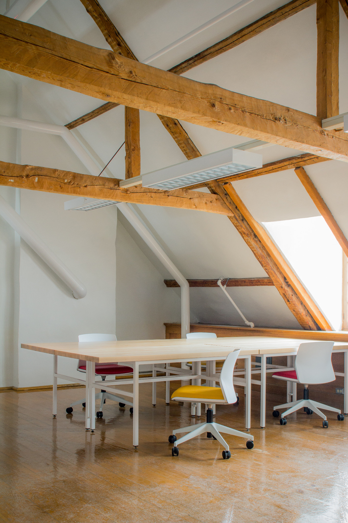 Tables de travail réaménagées dans les ateliers de l’École d’architecture