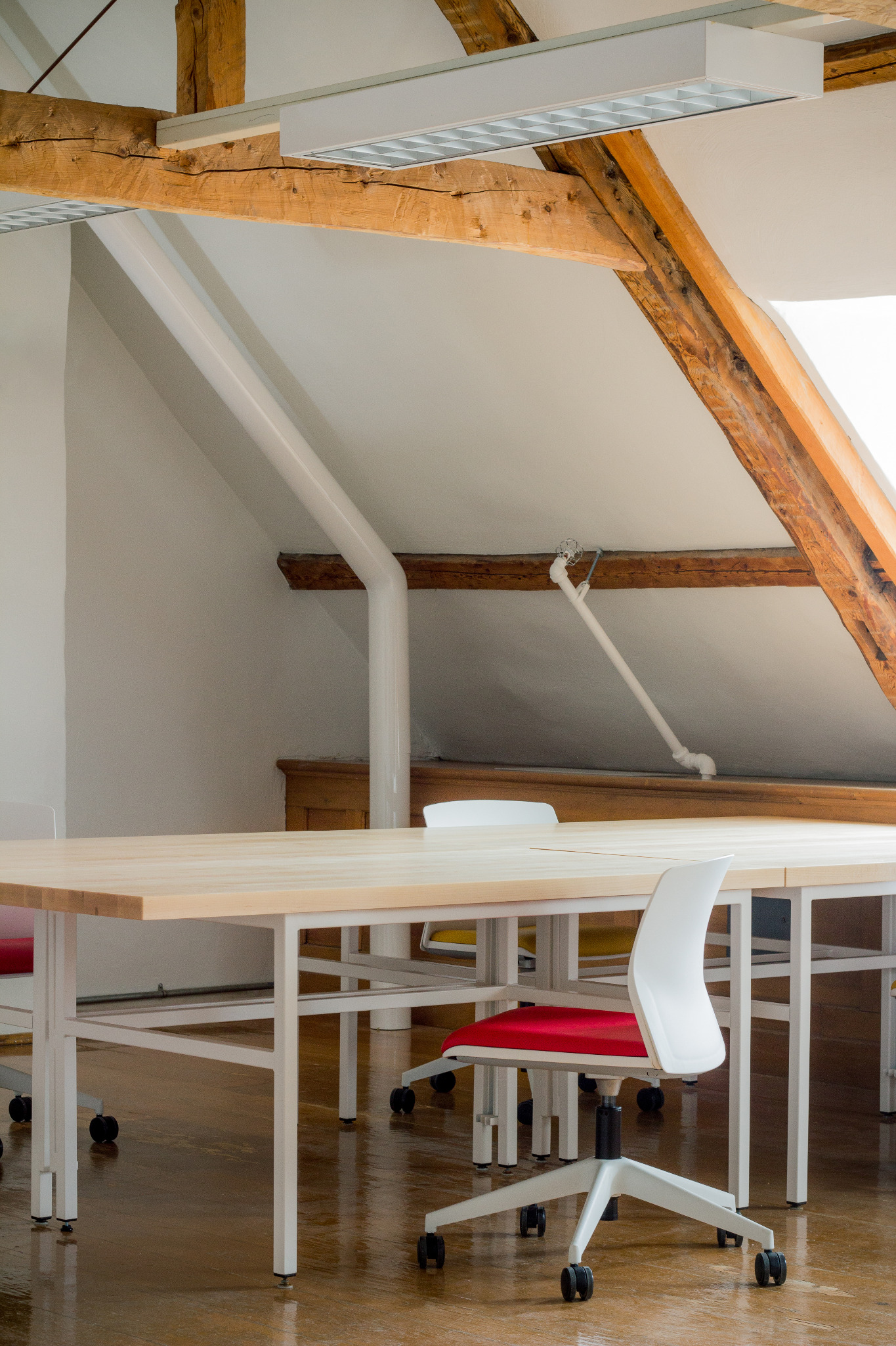 Tables de travail réaménagées dans les ateliers de l’École d’architecture