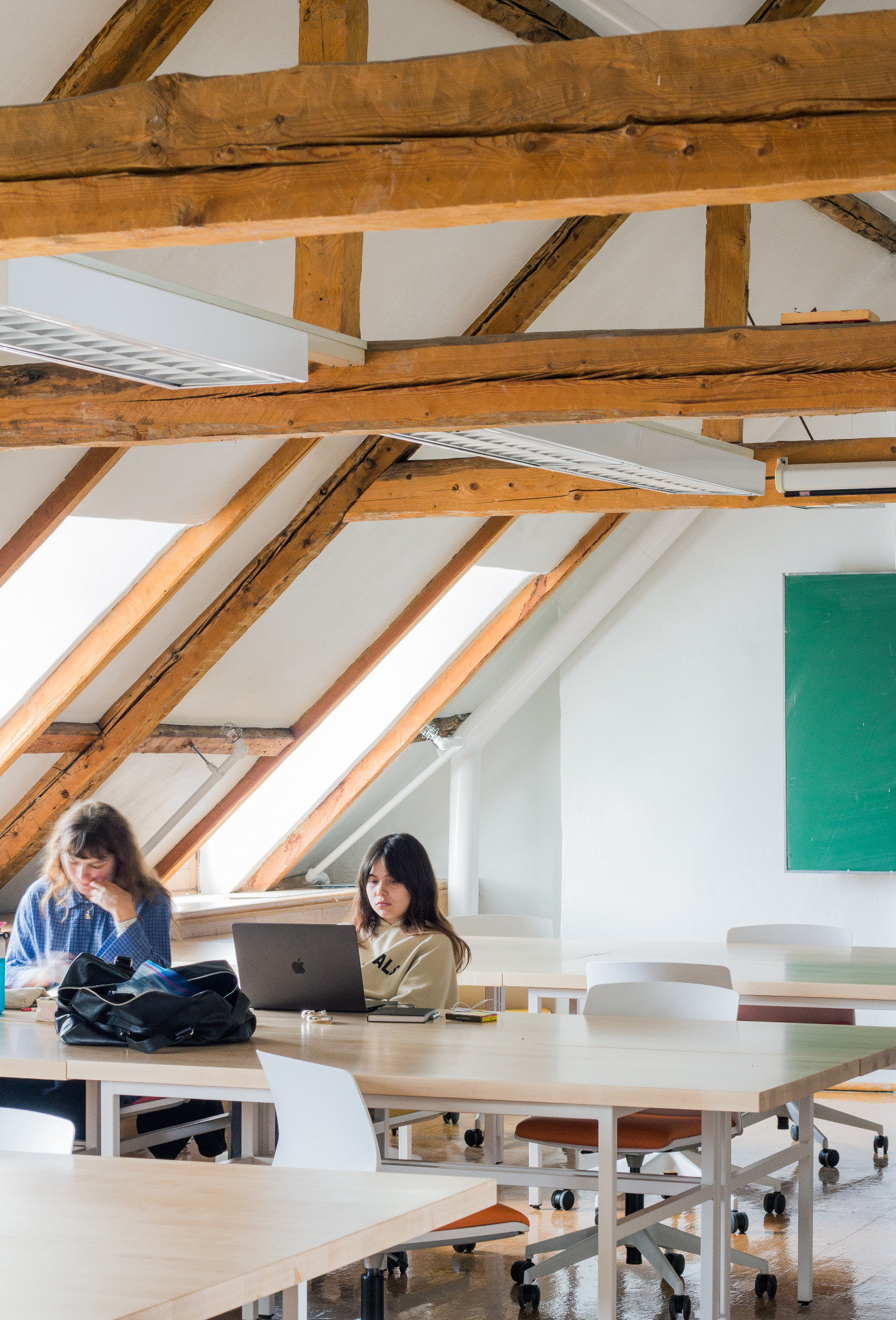 Tables de travail réaménagées dans les ateliers de l’École d’architecture