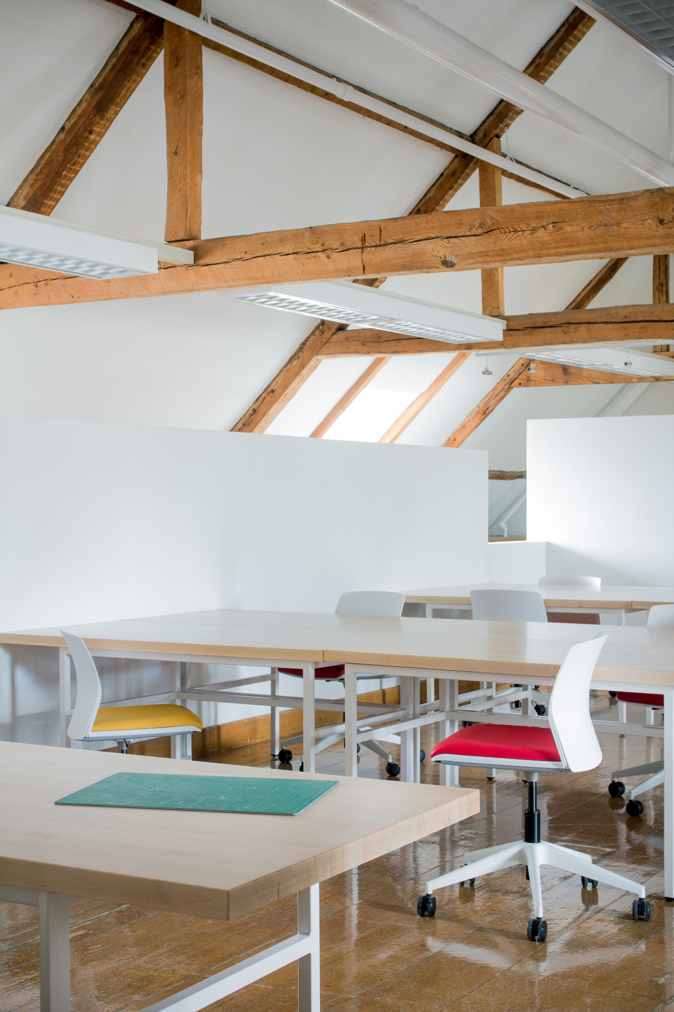 Tables de travail réaménagées dans les ateliers de l’École d’architecture