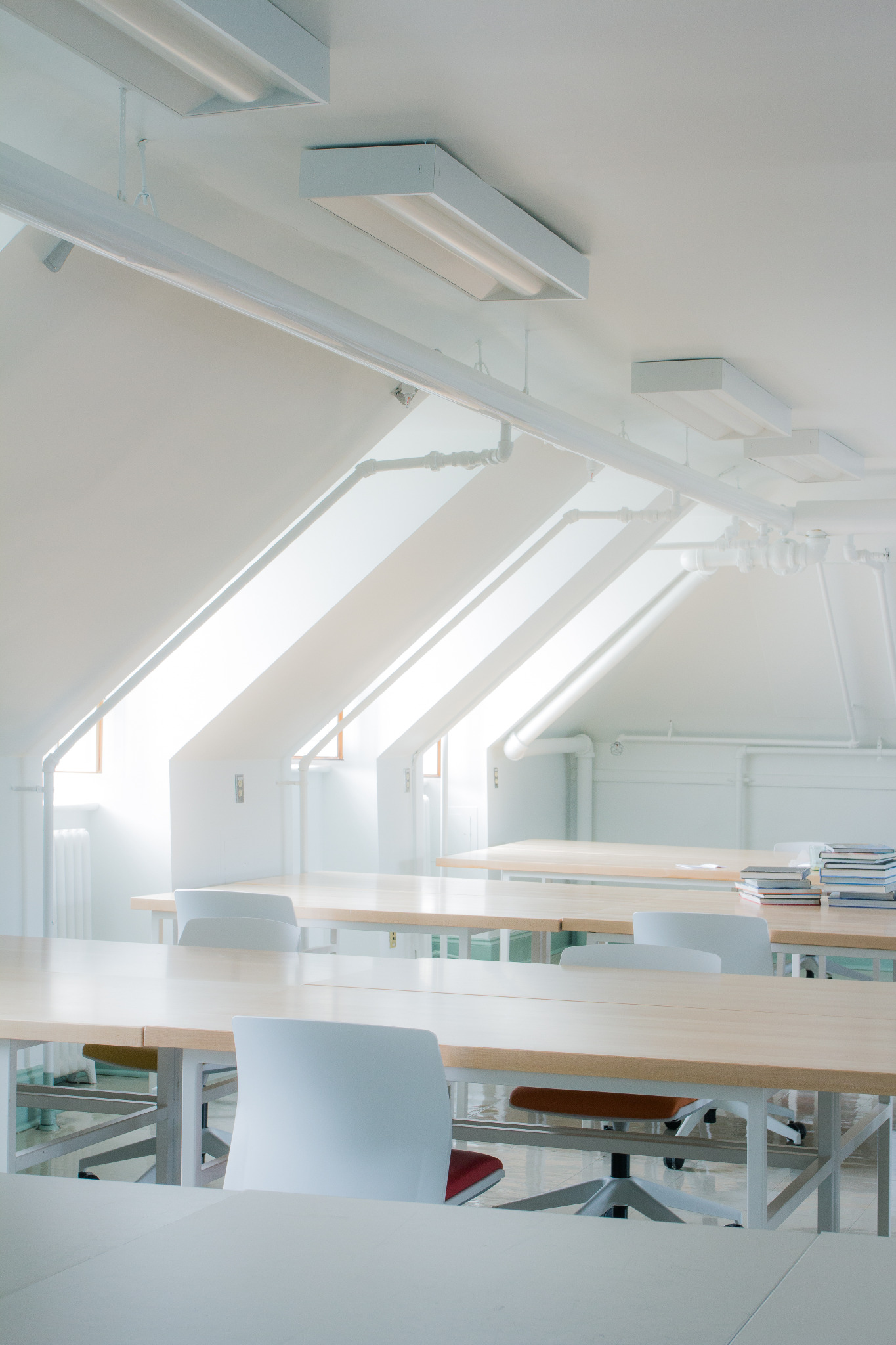 Tables de travail réaménagées dans les ateliers de l’École d’architecture