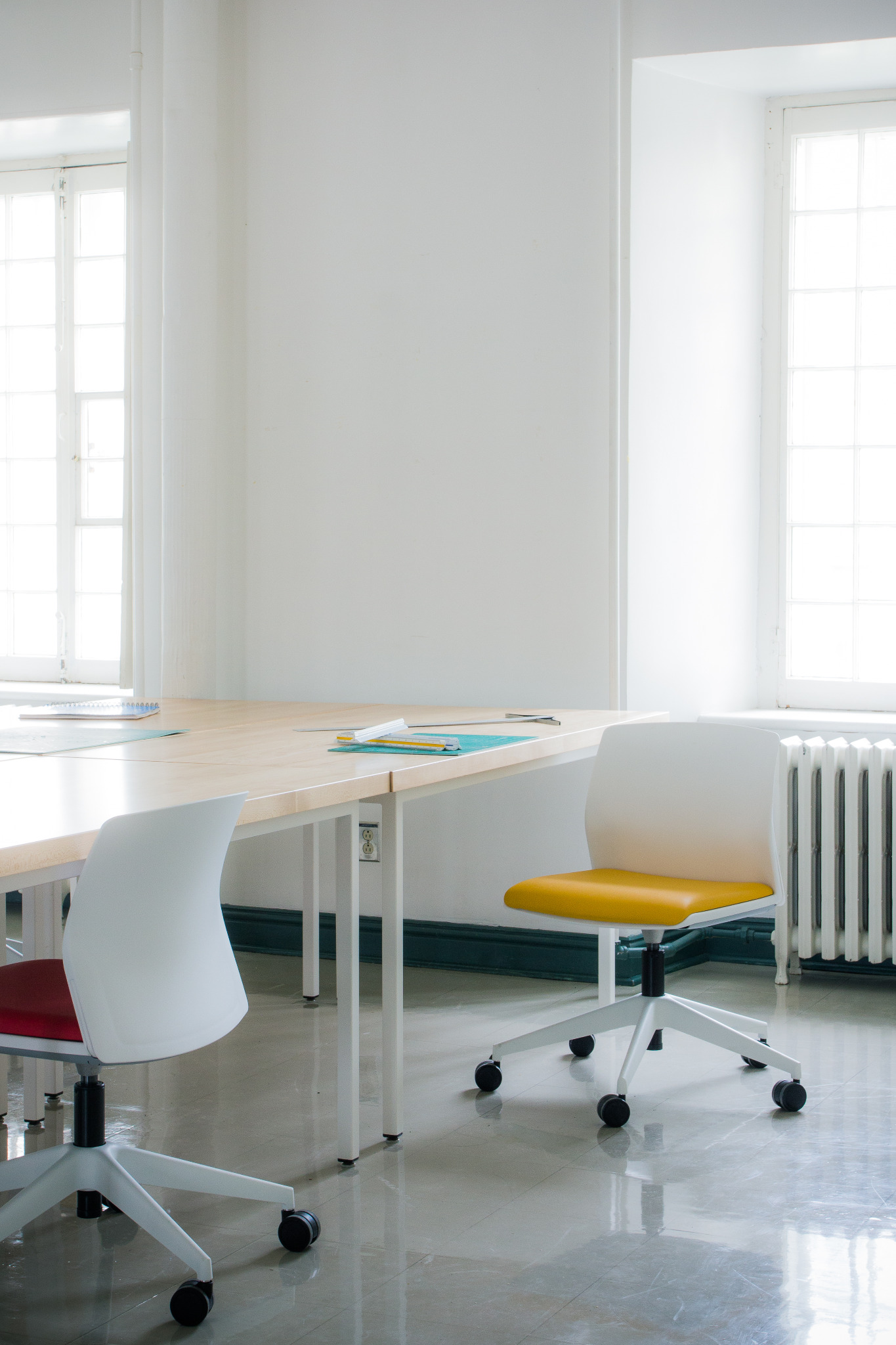 Tables de travail réaménagées dans les ateliers de l’École d’architecture
