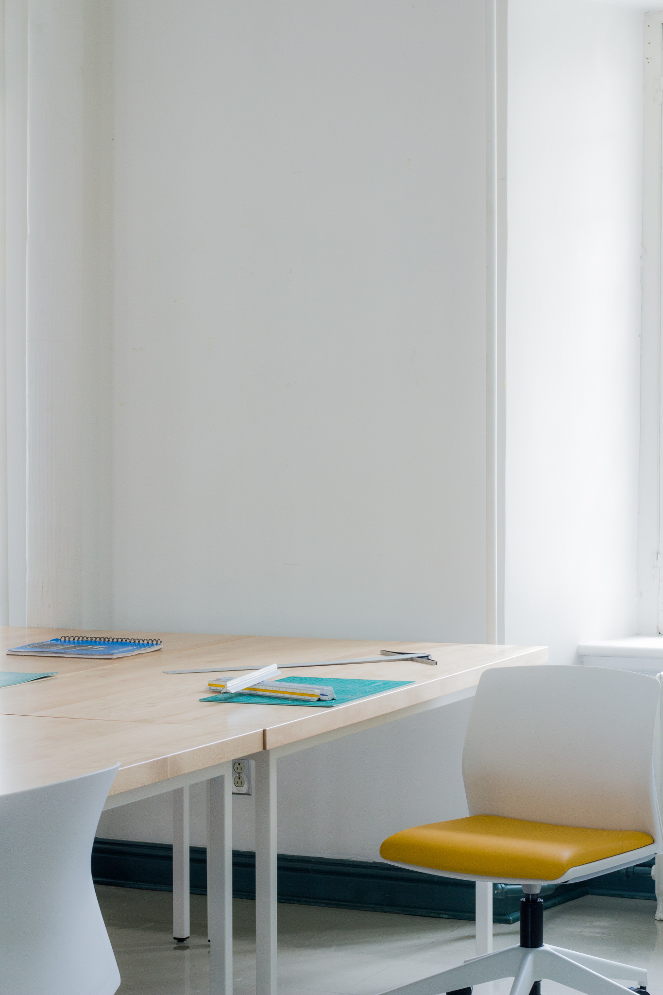 Tables de travail réaménagées dans les ateliers de l’École d’architecture