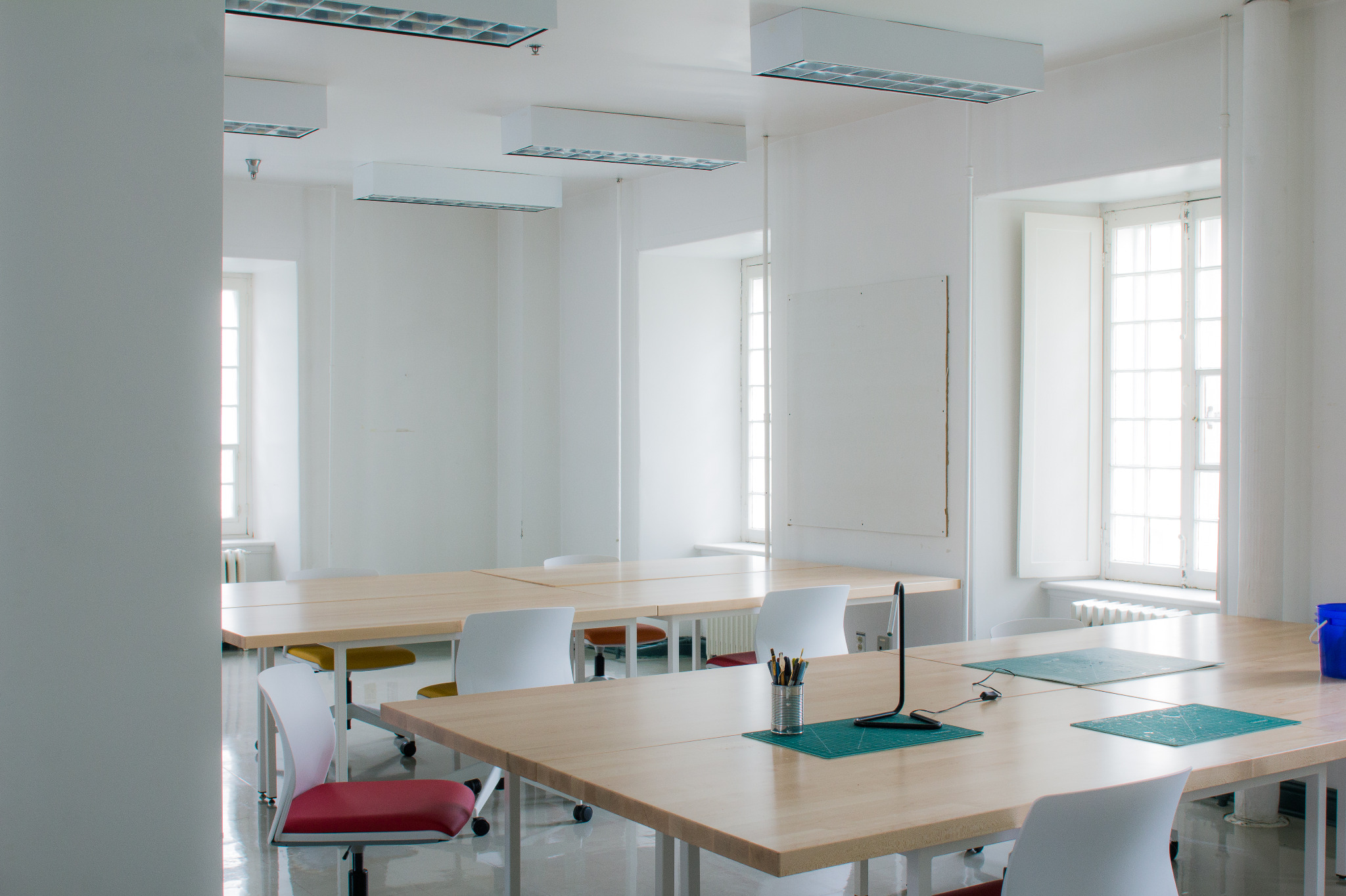 Tables de travail réaménagées dans les ateliers de l’École d’architecture