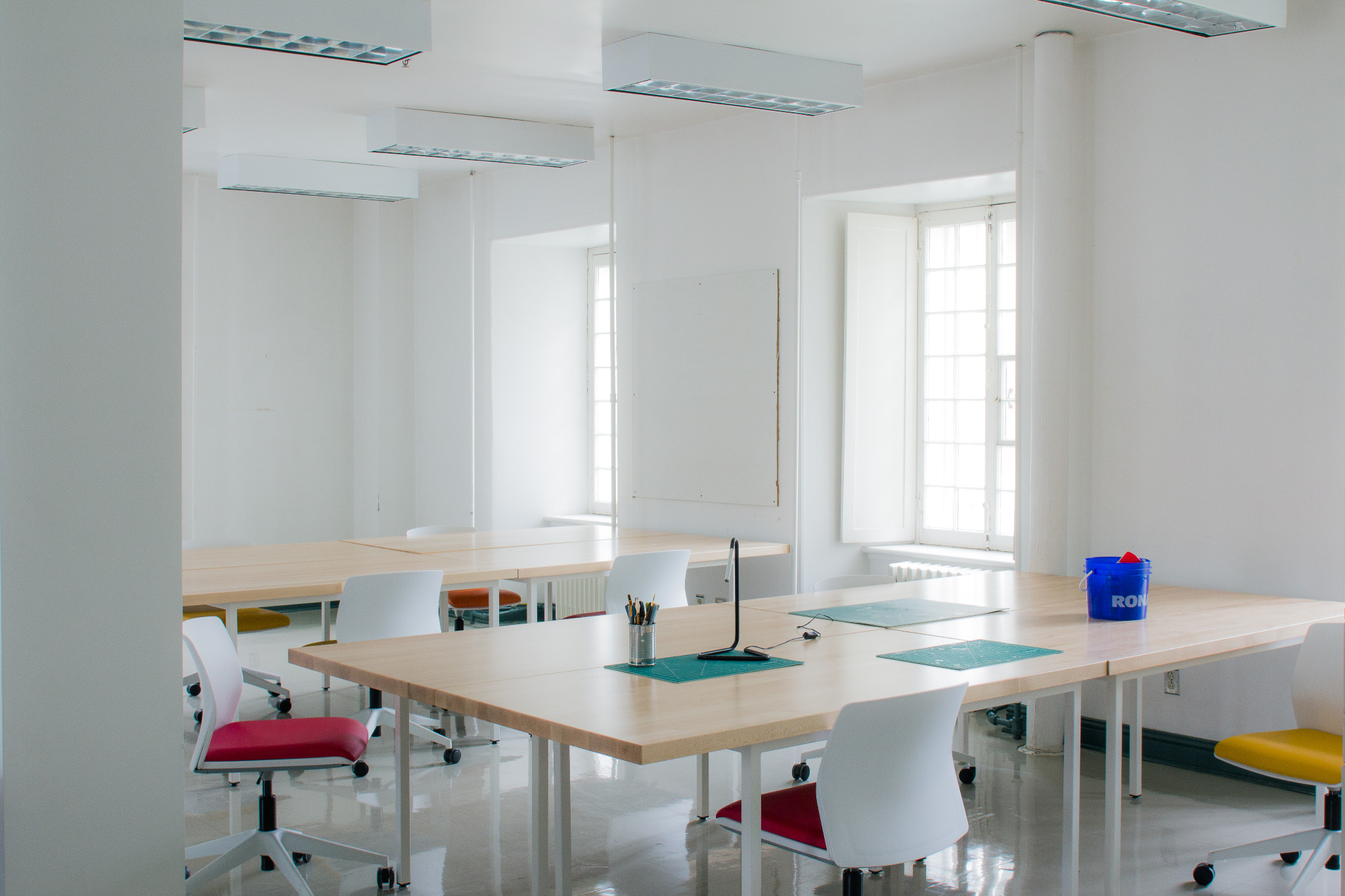 Tables de travail réaménagées dans les ateliers de l’École d’architecture